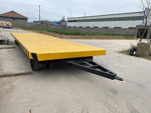 怎樣操作平板拖車以確保安全行駛？